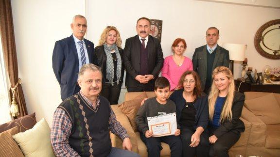 Evde Eğitim Alan Öğrencimize Karşıyaka Milli Eğitim Müdürümüz Mustafa İSLAMOĞLU Karne Verdi