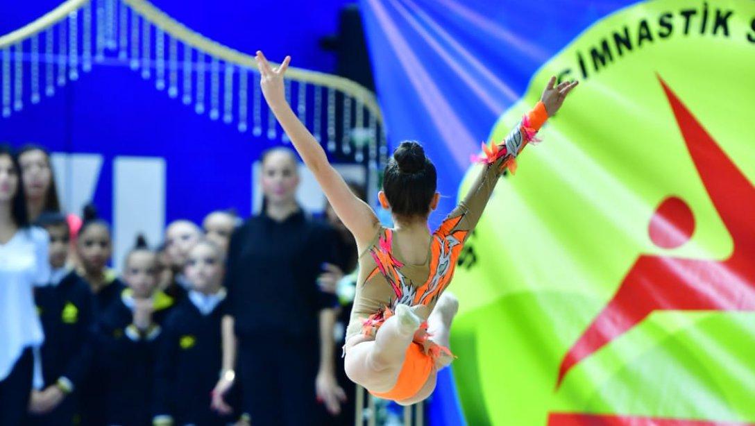 Karşıyaka Şehit Astsubay Hilmi Öz İlkokulu öğrencisi Cemre ERTEN, İstanbul'da düzenlenen Uluslararası Ritmik Jimnastik yarışmasında üçüncü oldu.