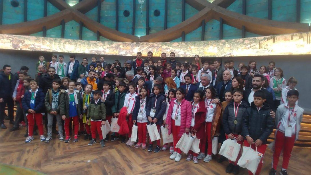 Karşıyaka Şehit Astsubay Hilmi Öz İlkokulu, Çocuk Oyunları ve Spor Kulüpleri Federasyonu tarafından İstanbul'da düzenlenen Çocuk Oyunları Sek Sek ve Mendil Kapmaca Türkiye Şampiyonası'na katılarak üçüncülük ödülü aldı.
